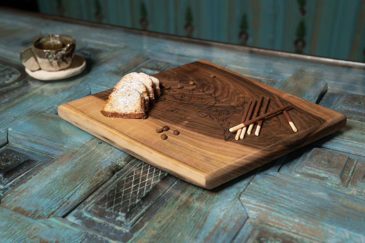 Handmade%20Oak%20Bread%20and%20Cheese%20Board%20with%20Horse%20Design