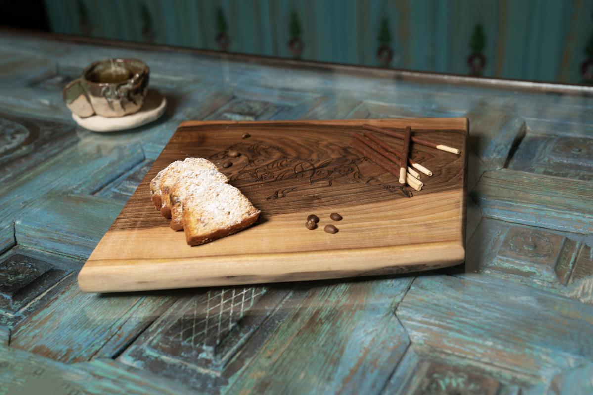 Handmade%20Oak%20Bread%20and%20Cheese%20Board%20with%20Horse%20Design